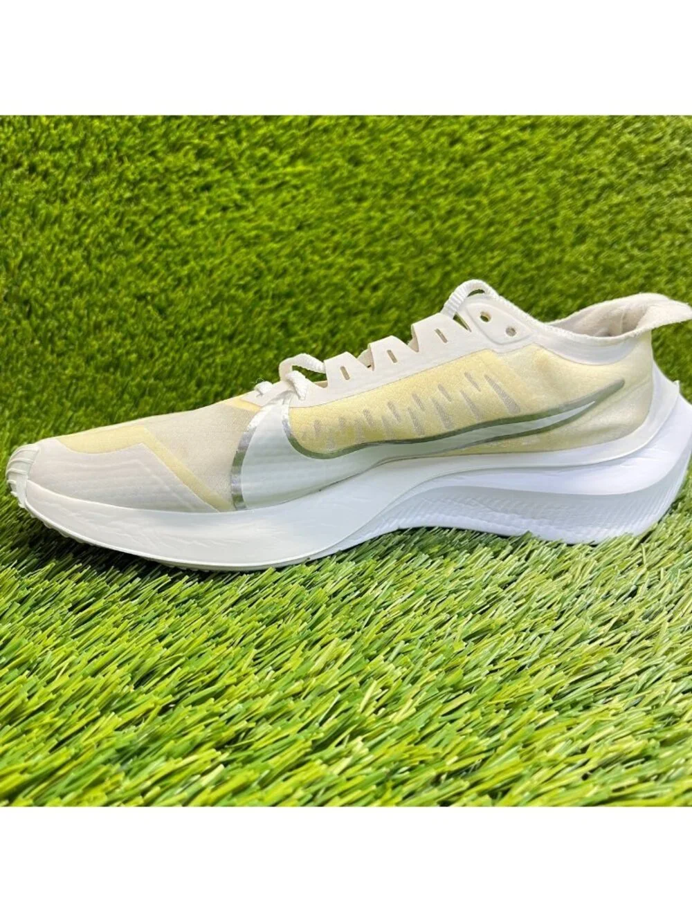Nike Zoom Gravity Womens Size 8 Beige White Athletic Running Shoes Sneakers
